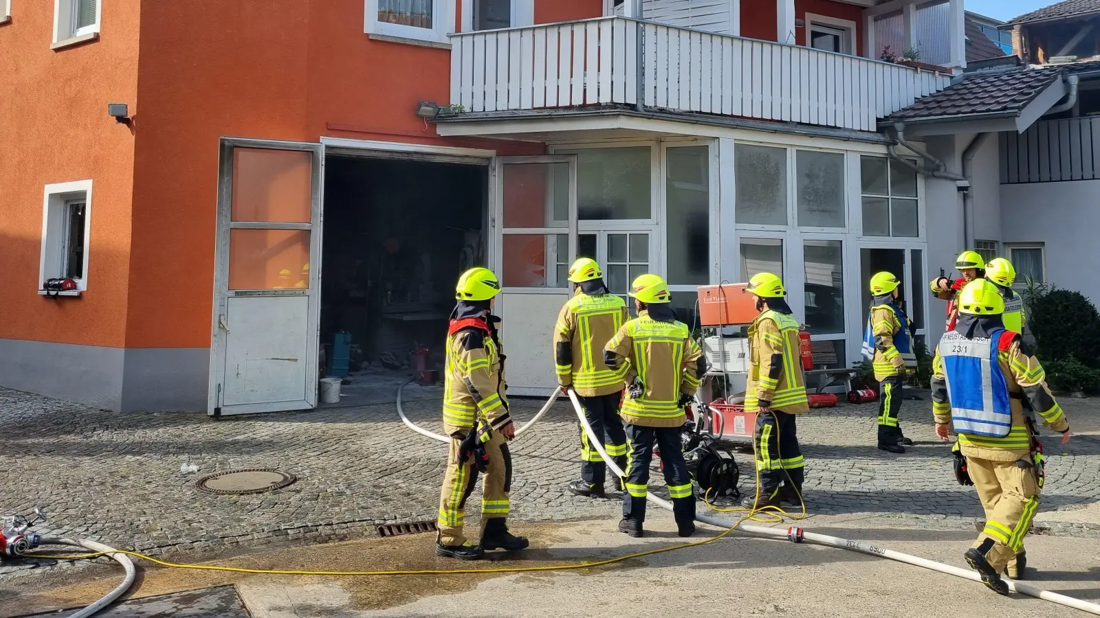 Im Markt Erlbacher Ortskern brannte es in einer Werkstatt, doch die Feuerwehr war rasch zur Stelle. (Foto: Rainer Weiskirchen)