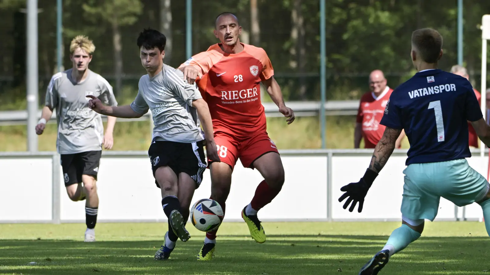 Paul Beil (beim Schuss, hier im Testspiel gegen Vatan Spor Nürnberg) und der TSC Neuendettelsau wollen im Heimspiel gegen Lauterhofen etwas reißen. (Foto: Martin Rügner)