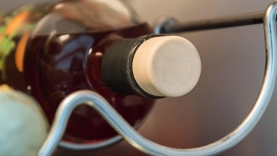 Damit Farbe und Aroma des Arancello-Likörs nicht an Qualität verlieren, sollte die Flasche dunkel, kühl und fest verschlossen aufbewahrt werden - gern auch für den nächsten Spritz gleich neben dem Sekt im Kühlschrank. (Foto: Christin Klose/dpa-tmn/dpa)