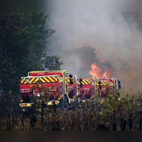 Die Waldbrände wüten auch ganz in der Nähe von Münchens Partnerstadt Bordeaux. (Foto: Emma Da Silva/AP/dpa)