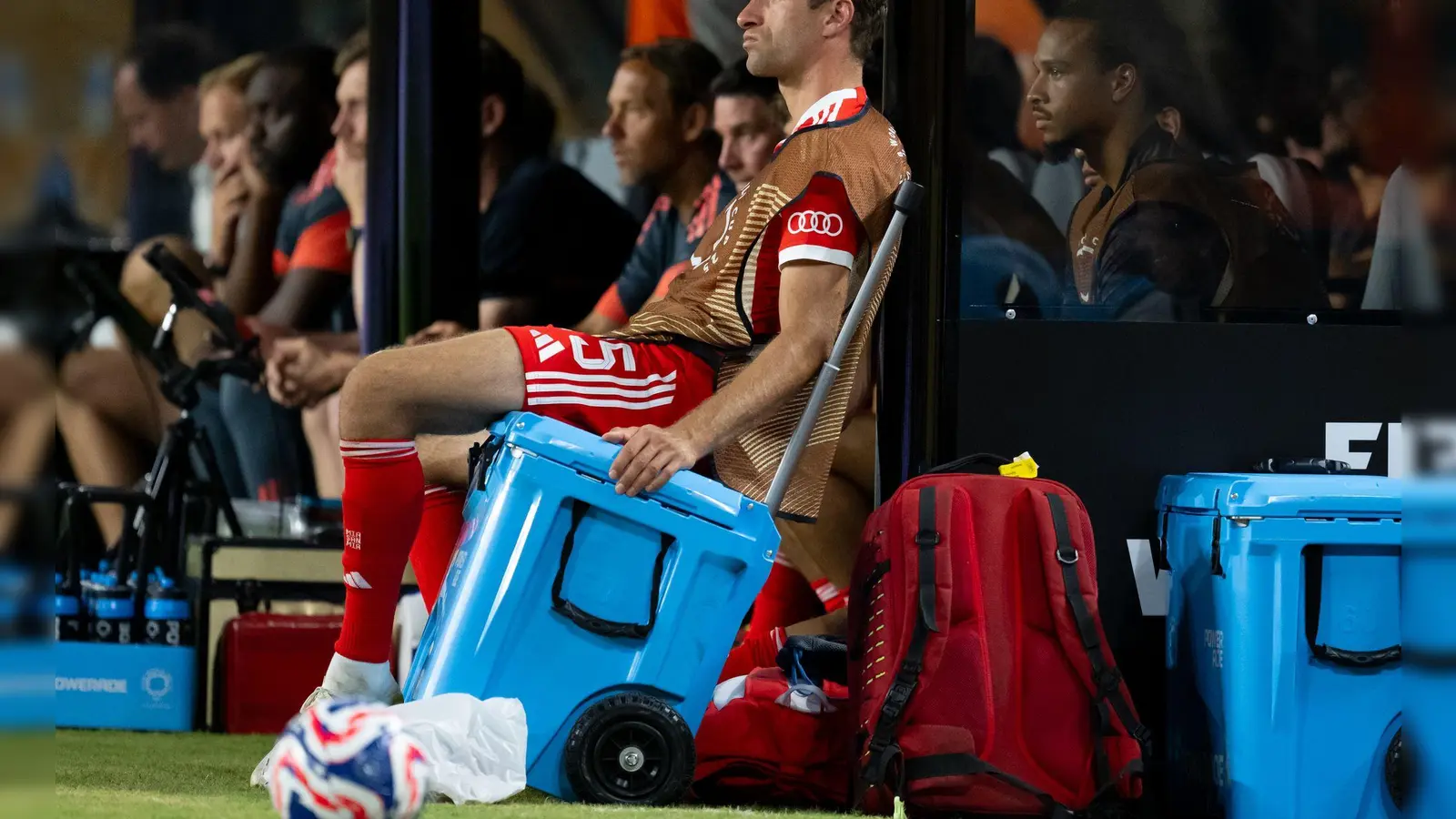 Auch als Reservist immer für etwas Besonderes gut: Thomas Müller verfolgt das Spiel gegen Boca Juniors auf einer Kühlbox sitzend. (Foto: Sven Hoppe/dpa)