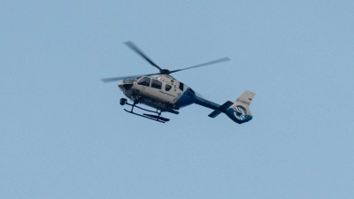 Auch mit einem Hubschrauber hat die Polizei nach dem vermissten 15-Jährigen gesucht. (Symbolbild) (Foto: Armin Weigel/dpa)