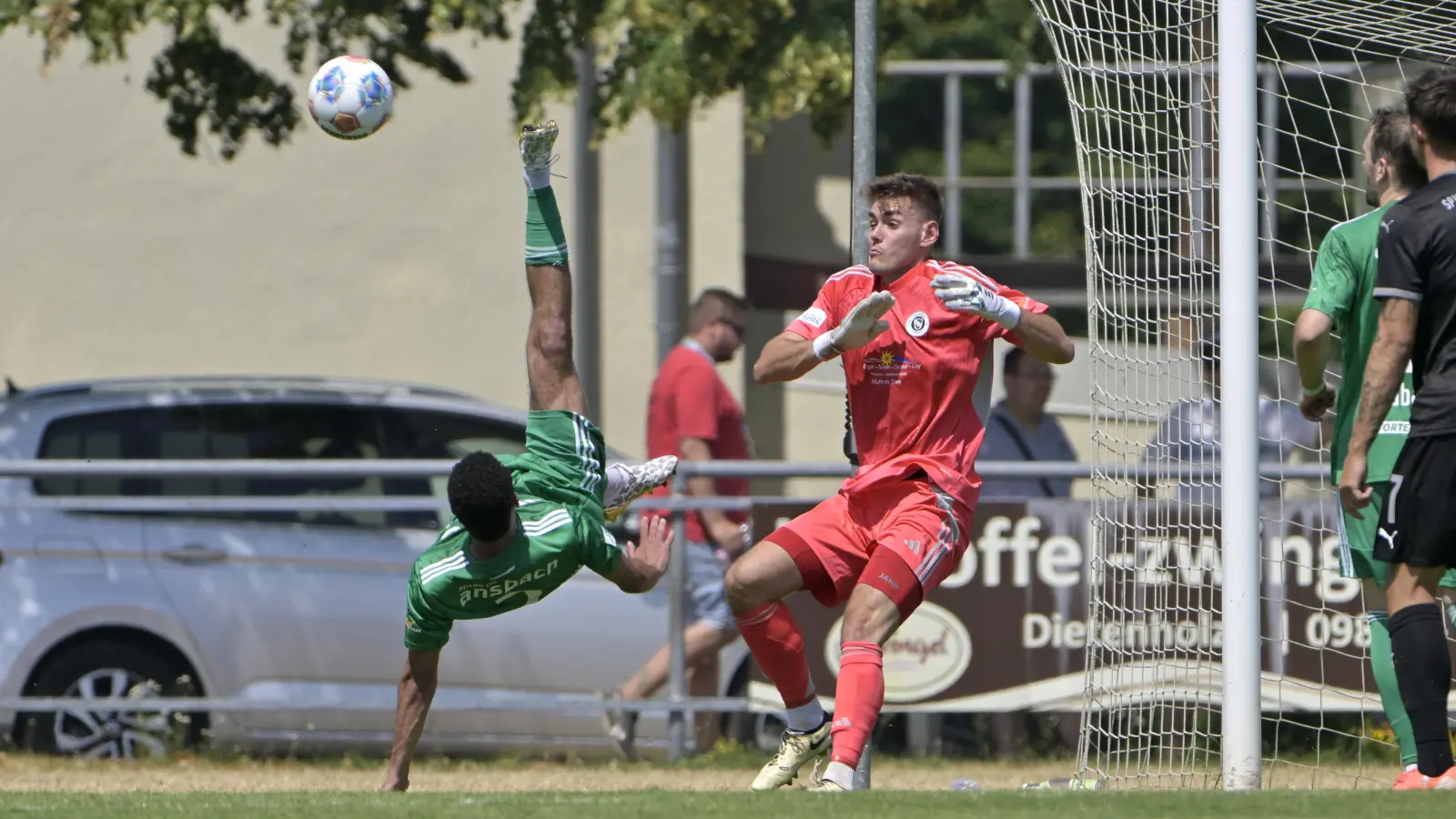 Im Test gegen Greuther Fürth gelang Abdennour Rhani vor den Augen von Torhüter Heiko Schiefer noch ein kleines Kunststück, gegen Großaspach war er einer von vier Ansbachern, die mit kleinen Blessuren geschont wurden. (Foto: Martin Rügner)