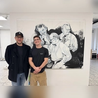 Kurator Johannes Vetter (links) und der junge Künstler Jonas Kammerer-Horodi freuen sich auf die Ausstellung im Ansbacher Kunsthaus R3. (Foto: Lara Hausleitner)