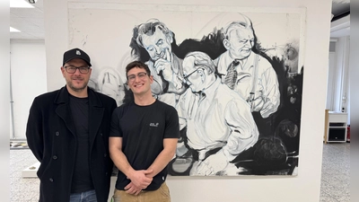 Kurator Johannes Vetter (links) und der junge Künstler Jonas Kammerer-Horodi freuen sich auf die Ausstellung im Ansbacher Kunsthaus R3. (Foto: Lara Hausleitner)