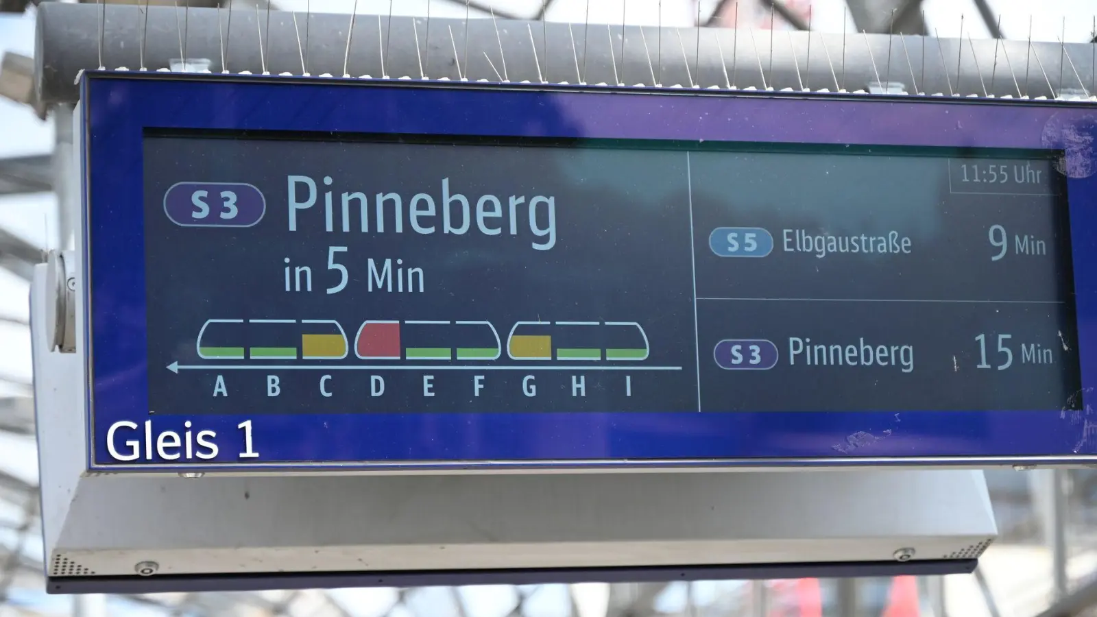 In Hamburg informiert eine Anzeige über die Auslastung einer S-Bahn.  (Foto: David Hammersen/dpa)