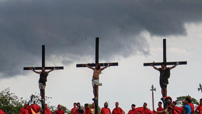 In einem extremen Akt des Glaubens haben sich am Karfreitag auf den Philippinen wieder mehr als ein Dutzend Menschen an Kreuze nageln lassen. (Foto: Gerard V. Carreon/AP/dpa)
