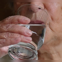 Weil älteren Menschen oft das Durstgefühl fehlt, ist es gut, sie regelmäßig ans Trinken zu erinnern. (Foto: Sebastian Willnow/dpa-tmn)