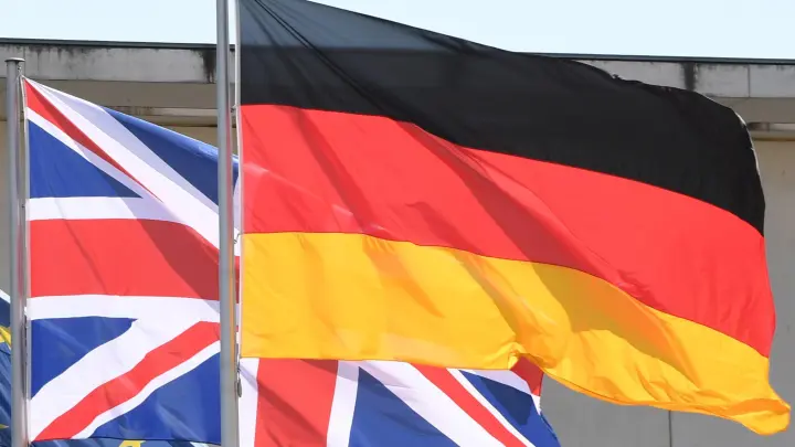 Die britische und die deutsche Flagge wehen vor dem Bundeskanzleramt. (Foto: Soeren Stache/dpa)