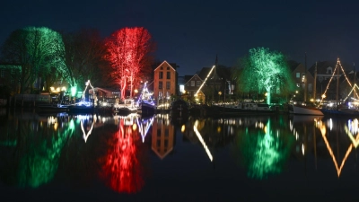 Advent an der Küste. Der Museumshafen in Leer ist weihnachtlich geschmückt und beleuchtet. (Foto: Lars Penning/dpa)