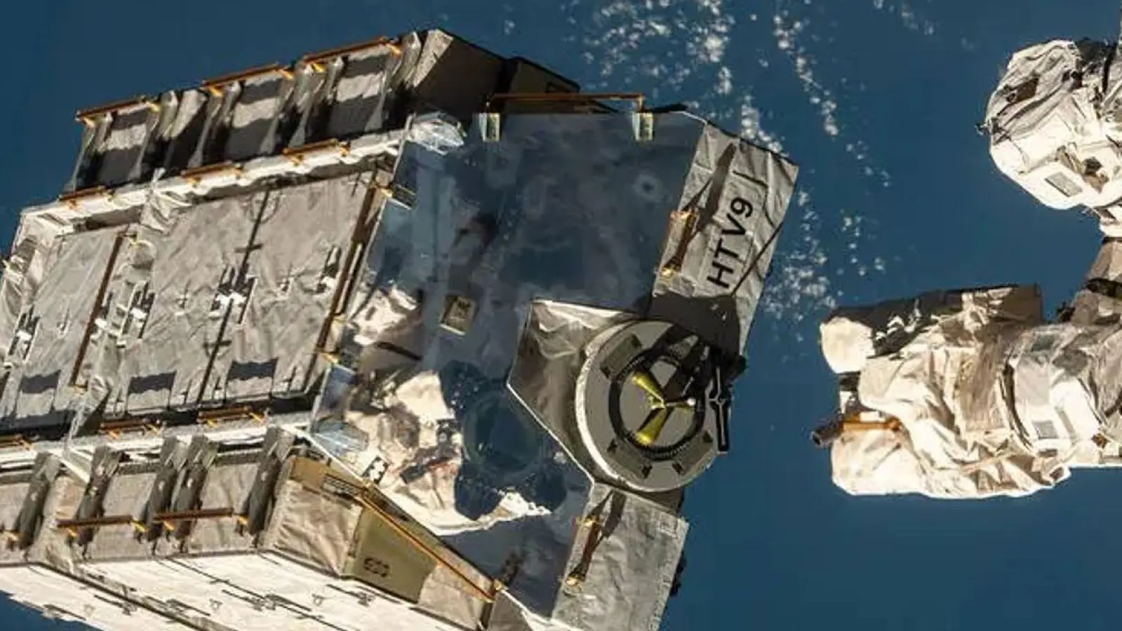 Eine externe Palette mit ausgedienten Nickel-Wasserstoff-Batterien wird von einem Roboterarm der ISS freigegeben. (Foto: Nasa/dpa)