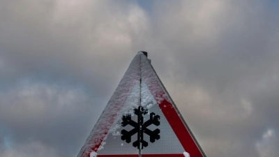 Es kam zu mehrere Unfällen aufgrund der Glätte und Schnee in den Landkreisen Ansbach und Neustadt-Aisch/Bad Windsheim.  (Symbolbild: Stefan Puchner/dpa)
