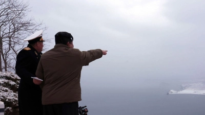 Kim Jong Un (r) und Kim Myeong-Uk, Kommandeur der Seestreitkräfte, beobachten den Test eines strategischen Marschflugkörpers. Das Bild wurde von der nordkoreanischen Regierung zur Verfügung gestellt. (Foto: kcna/dpa)