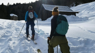 Nicht ohne Vorbereitung: Skitourengehen will gelernt sein. (Foto: Angelika Warmuth/dpa/dpa-tmn)