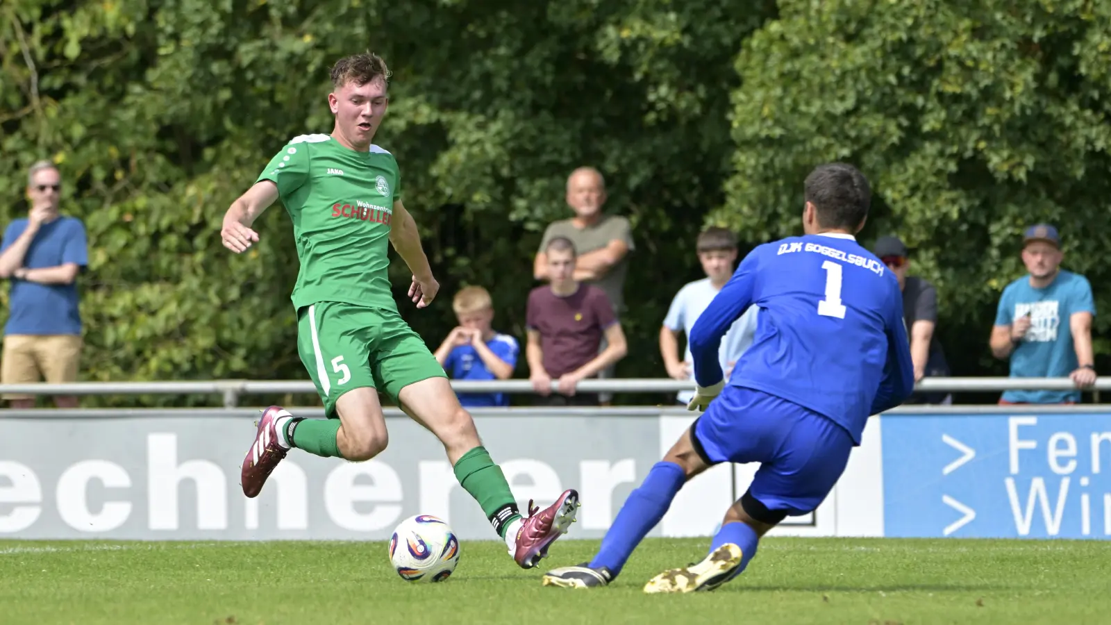 Die SG TSV/DJK Herrieden (links Fabian Schock) verlor ihr Auftaktspiel gegen die DJK Göggelsbuch (Torwart Marco Muschaweck) mit 0:1 und will am Sonntag beim TSV Katzwang punkten. Göggelsbuch ist zeitgleich Gastgeber für den FV Uffenheim. (Foto: Martin Rügner)