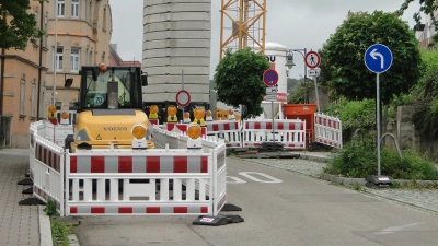 Die Dauerbaustelle in der Jüdtstraße. Fußgänger müssen die Straßenseite wechseln, um den Baukran zu umgehen, Radler und Autofahrer kommen seit eineinhalb Jahren nicht durch. (Foto: Winfried Vennemann)