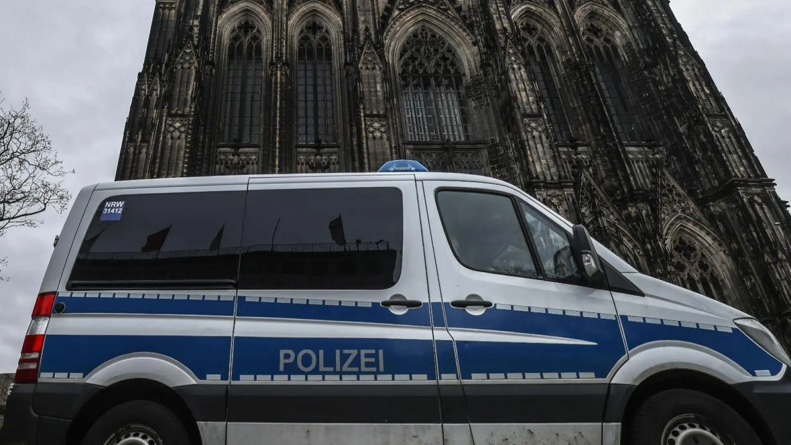 Ein Polizeifahrzeug steht vor dem Kölner Dom. (Foto: Oliver Berg/dpa)