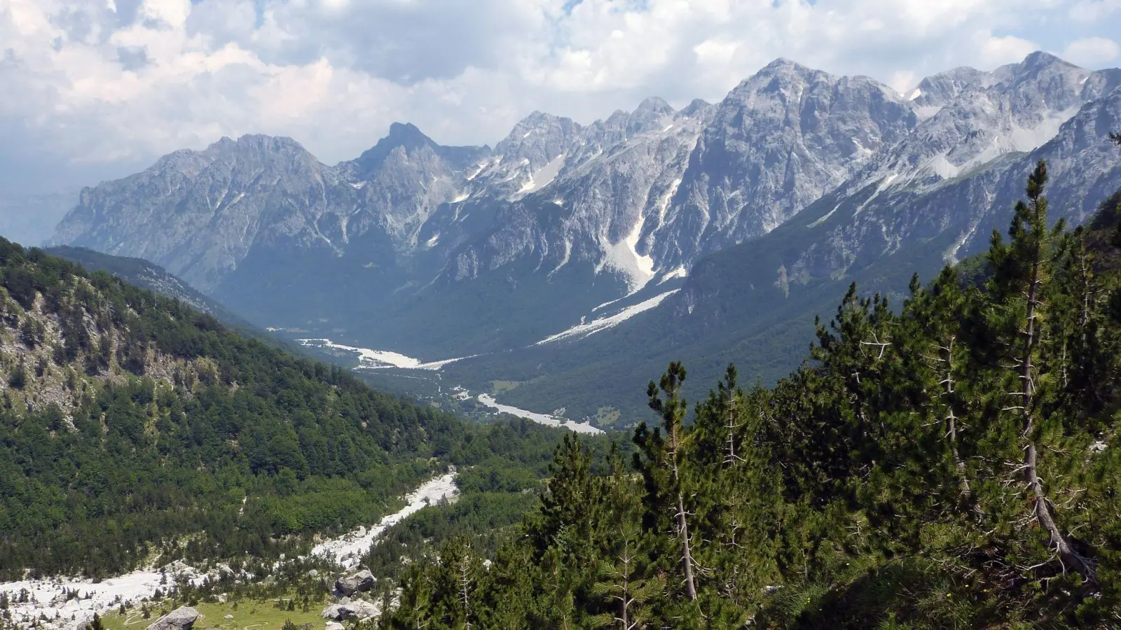 Natur pur: Albanien lockt mit unberührten Landschaften. (Foto: Florian Sanktjohanser/dpa-tmn)