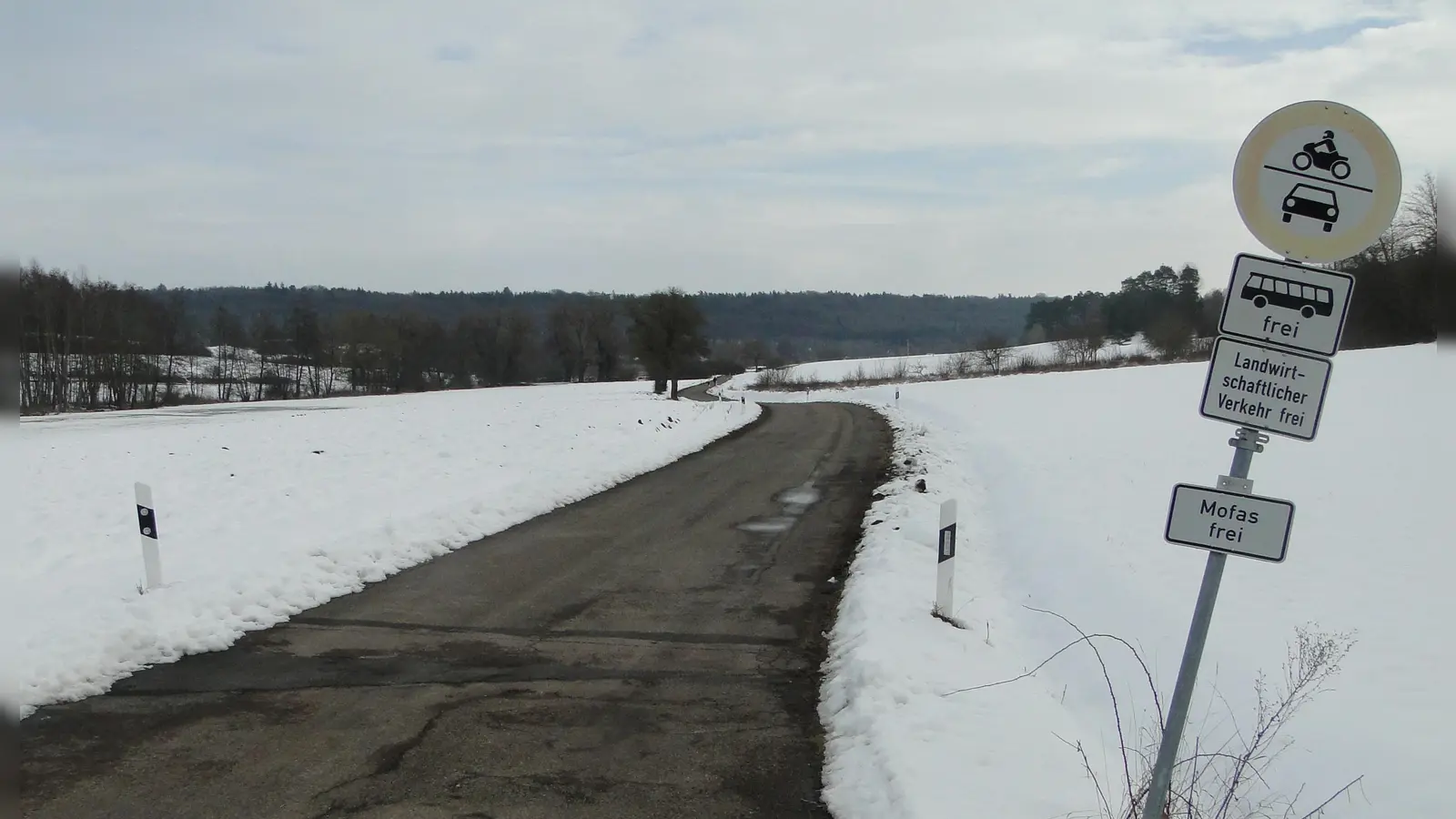 Hier, auf der alten Trasse der Staatsstraße entlang des Scheerweihers, will die Stadt Ansbach den Radweg verwirklichen. (Foto: Winfried Vennemann)