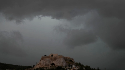 Griechenland hat mit starkem Wind und Regen zu kämpfen. (Archivbild) (Foto: Thanassis Stavrakis/AP/dpa)