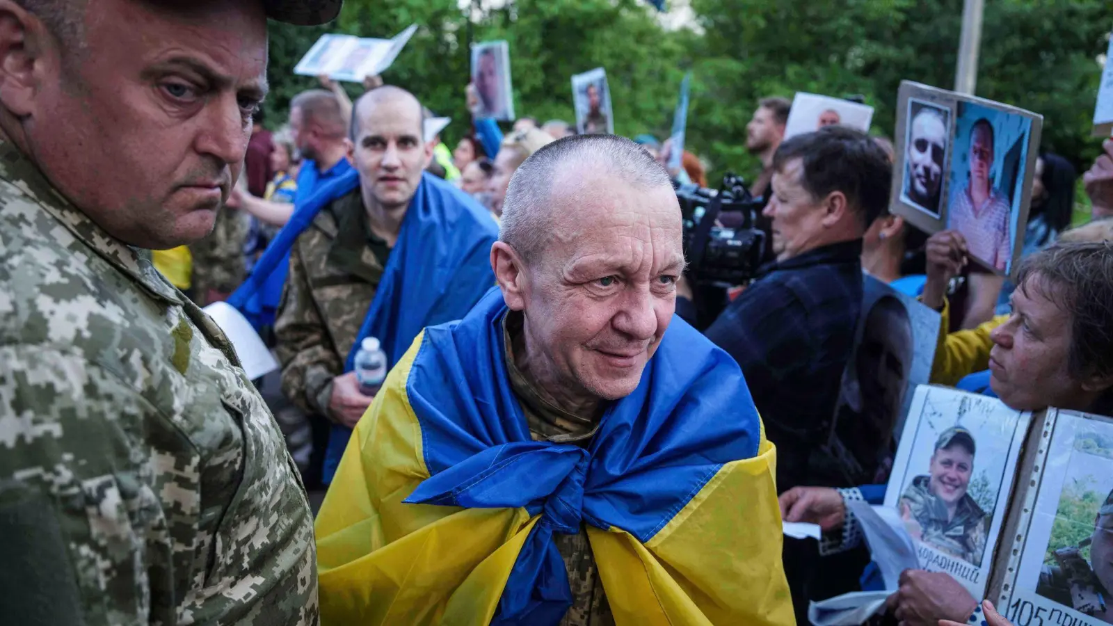 Freigelassene ukrainische Kriegsgefangene nach einem Austausch (Archivbild) (Foto: Evgeniy Maloletka/AP/dpa)