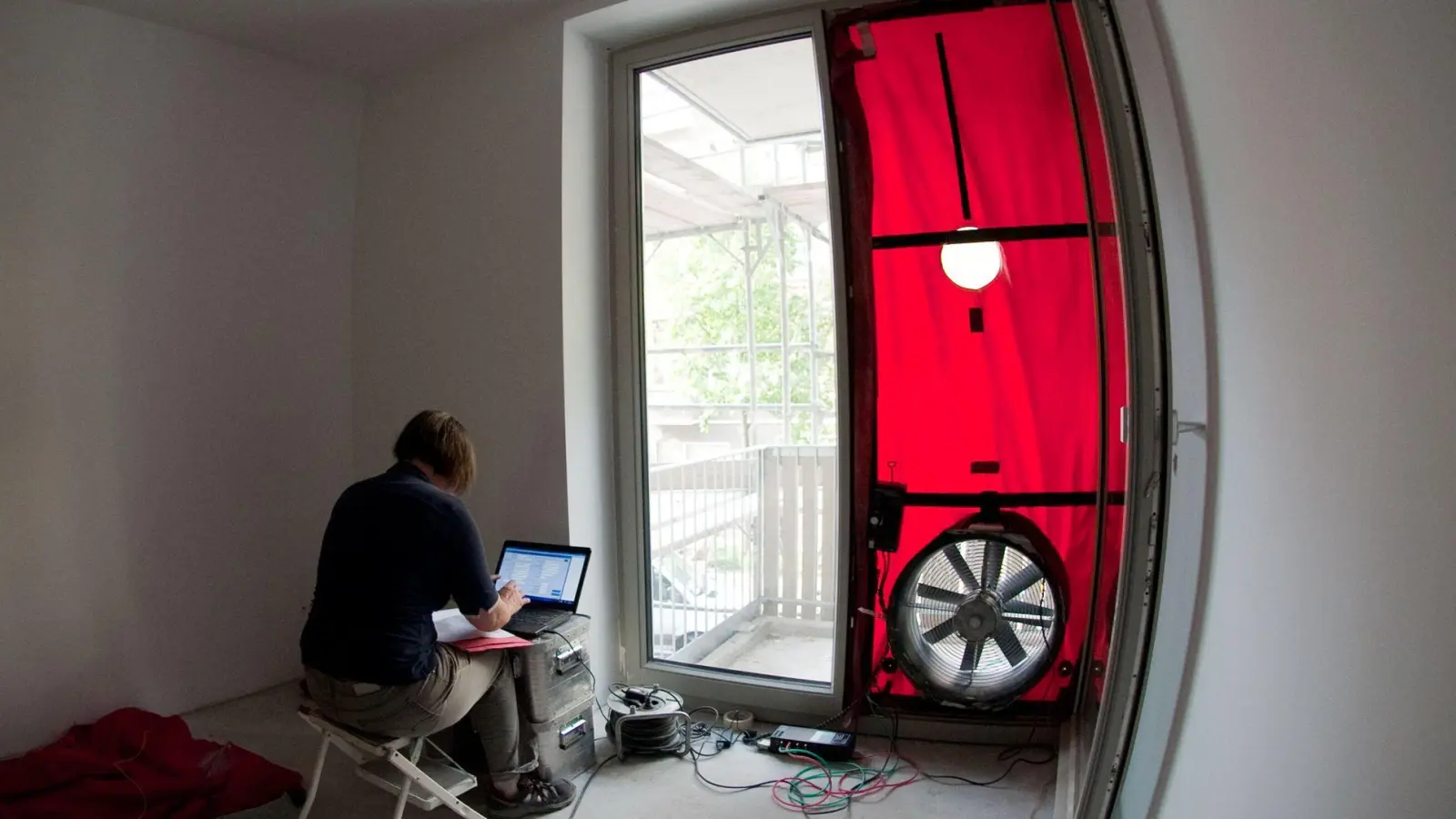 Beim Blower-Door-Test wird die Luftdichtheit eines Gebäudes gemessen, um festzustellen in welchem Umfang und wo ein Haus Energielecks aufweist. (Foto: Klaus-Dietmar Gabbert/dpa-tmn)
