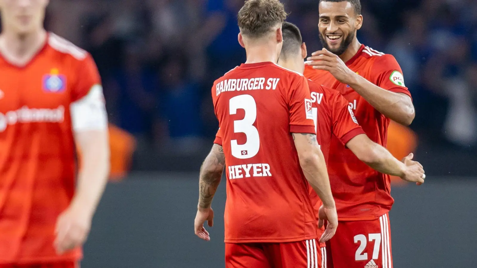 Moritz Heyer (l-r), Ludovit Reis und Josha Vagnoman vom Hamburger SV freuen sich über den Sieg. (Foto: Andreas Gora/dpa)