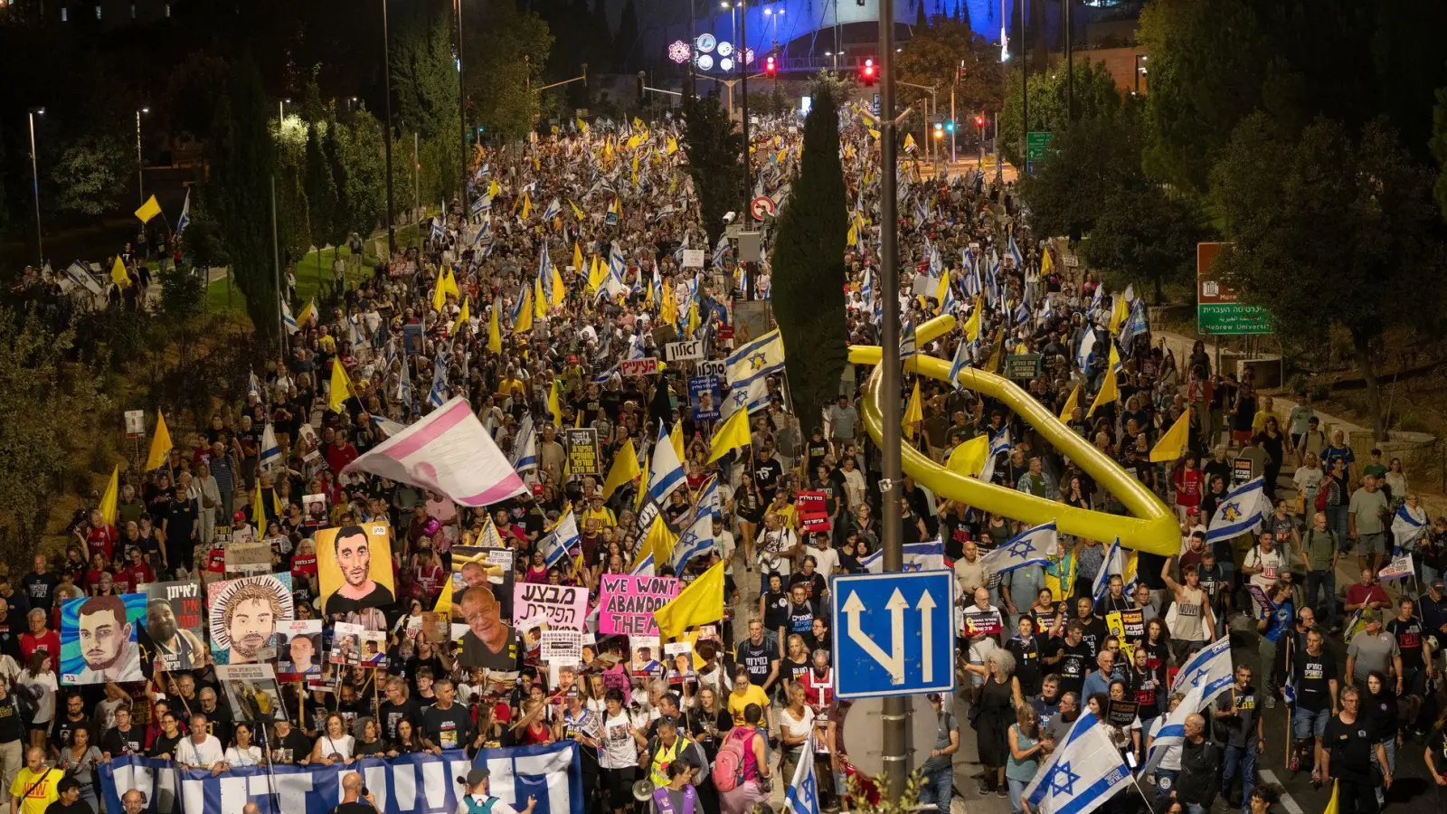 Zigtausende Demonstranten in Jerusalem forderten ein Abkommen zur Beendigung des Krieges. (Foto: Ilia  Yefimovich/dpa)
