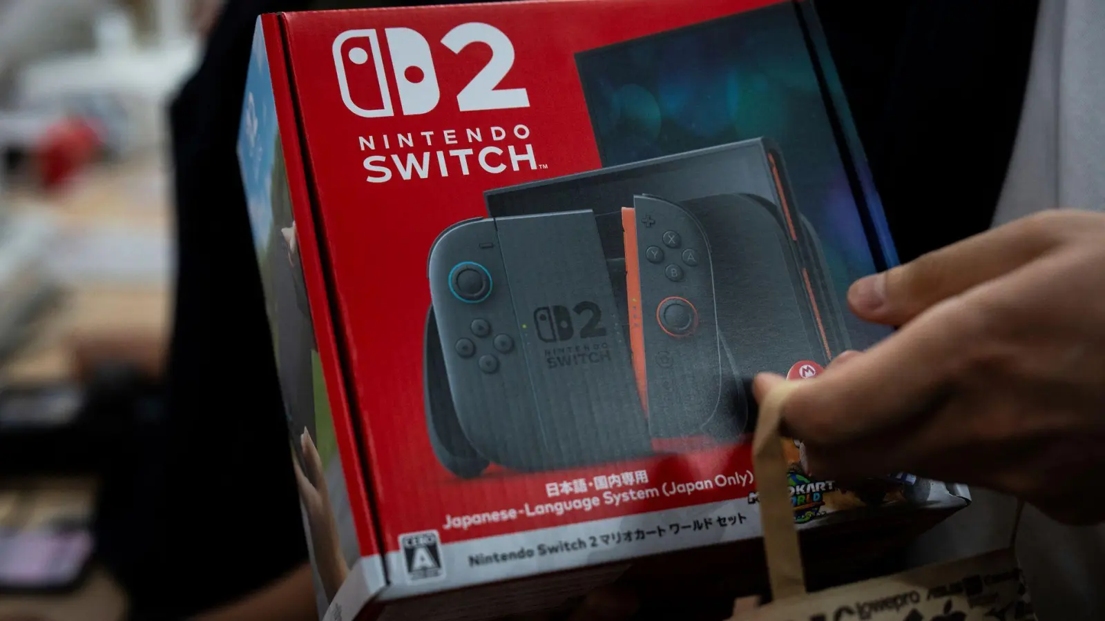 Bei der Switch 2 gibt es zum Teil immer noch Engpässe und Wartezeiten. (Archivbild) (Foto: Louise Delmotte/AP/dpa)