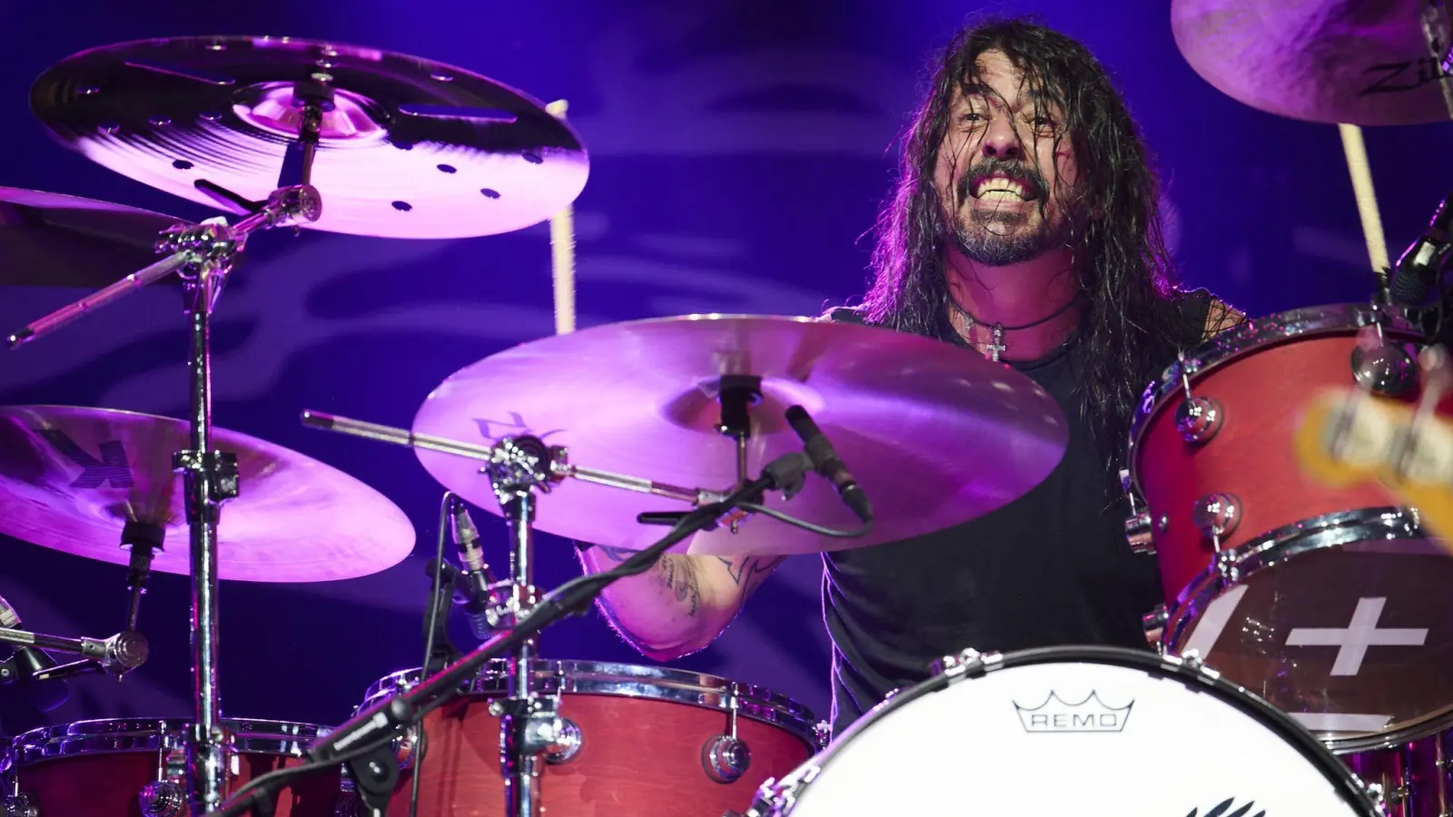 Dave Grohl, Frontman der Foo Fighters,  am Schlagzeug im Wembley Stadion. (Foto: Scarlet Page/Mbc/PA Media/dpa)