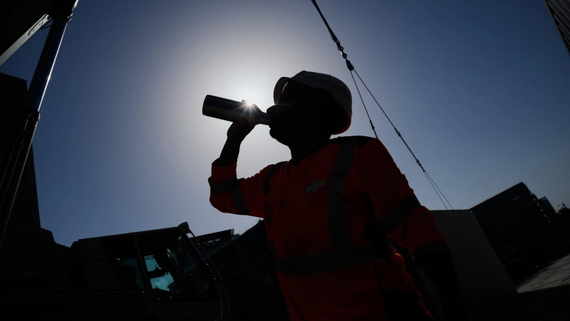 Gewerkschaften fordern verbindliche Arbeitspausen bei hohen Temperaturen. (Symbolbild) (Foto: Christophe Ena/AP/dpa)