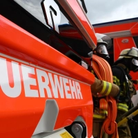 Die Feuerwehr ging unter Atemschutz zur Brandbekämpfung an der Rundballenpresse vor. (Symbolbild) (Foto: Bernd Weißbrod/dpa)