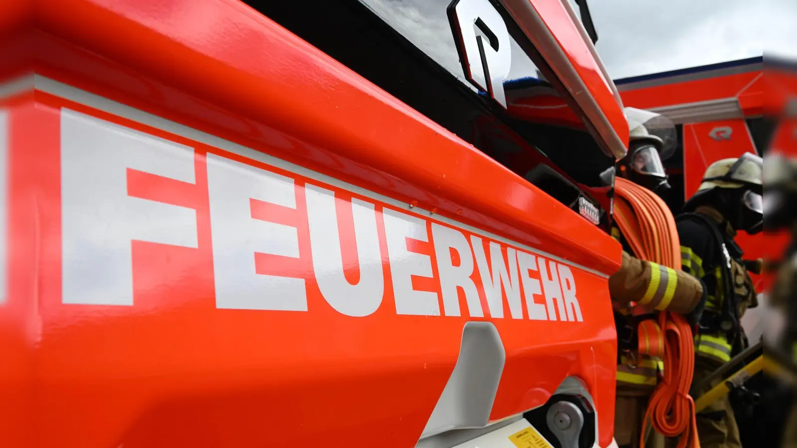 Die Feuerwehr ging unter Atemschutz zur Brandbekämpfung an der Rundballenpresse vor. (Symbolbild) (Foto: Bernd Weißbrod/dpa)