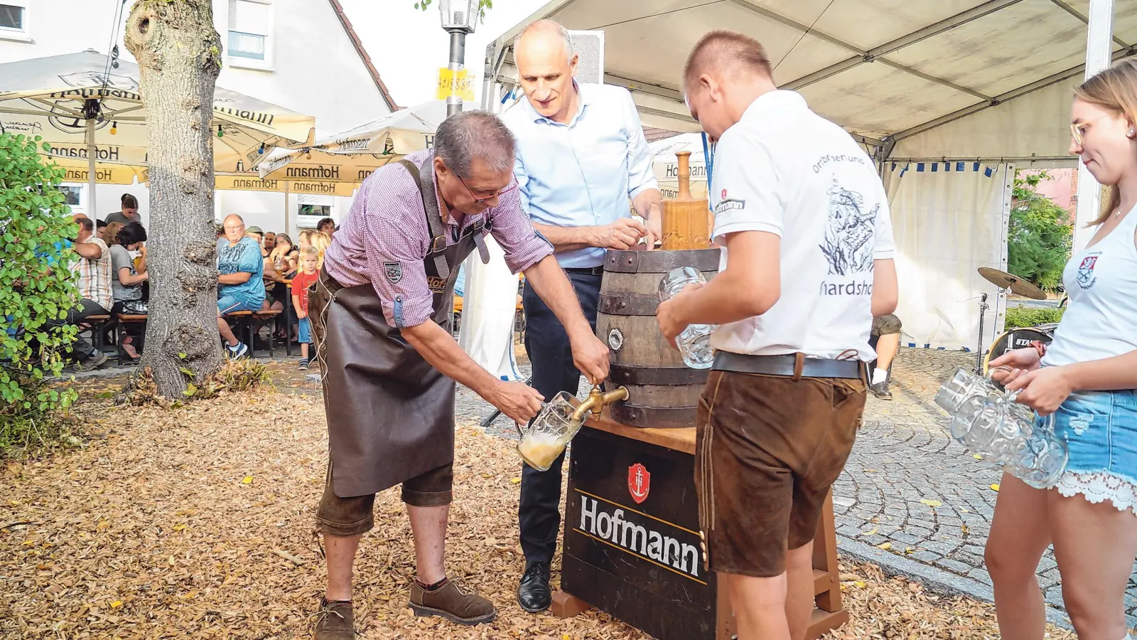 Bürgermeister Jürgen Mönius läutet den Dämmerschoppen mit Anstich des Gerhardshöfer Kerwa-Bieres ein. (Foto: Nicole Gunkel)