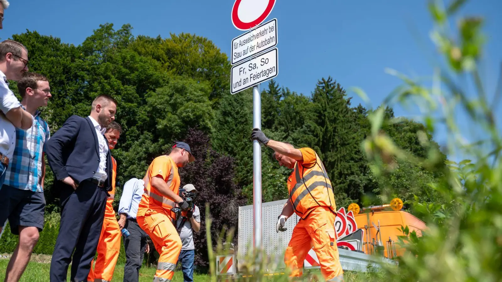 Bei Stau muss man künftig auf der Autobahn bleiben: Zum ersten Mal in Deutschland gibt es im Landkreis Rosenheim künftig Durchfahrtsverbote für den Ausweichverkehr. (Foto: Leonie Asendorpf/dpa)