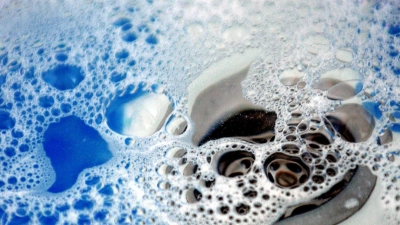 Hausmittel wie Natron, Essig und heißes Wasser helfen, leichte Verstopfungen im Abfluss zu beseitigen und sind eine umweltfreundliche Alternative zu chemischen Reinigern. (Foto: picture alliance / dpa)