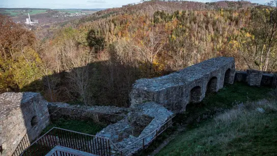 Die Mauern der Burg Lichtenberg. Von hier aus soll die Lohbachtalbrücke über das Lohbachtal gebaut werden. (Foto: Daniel Vogl/dpa/Archivbild)