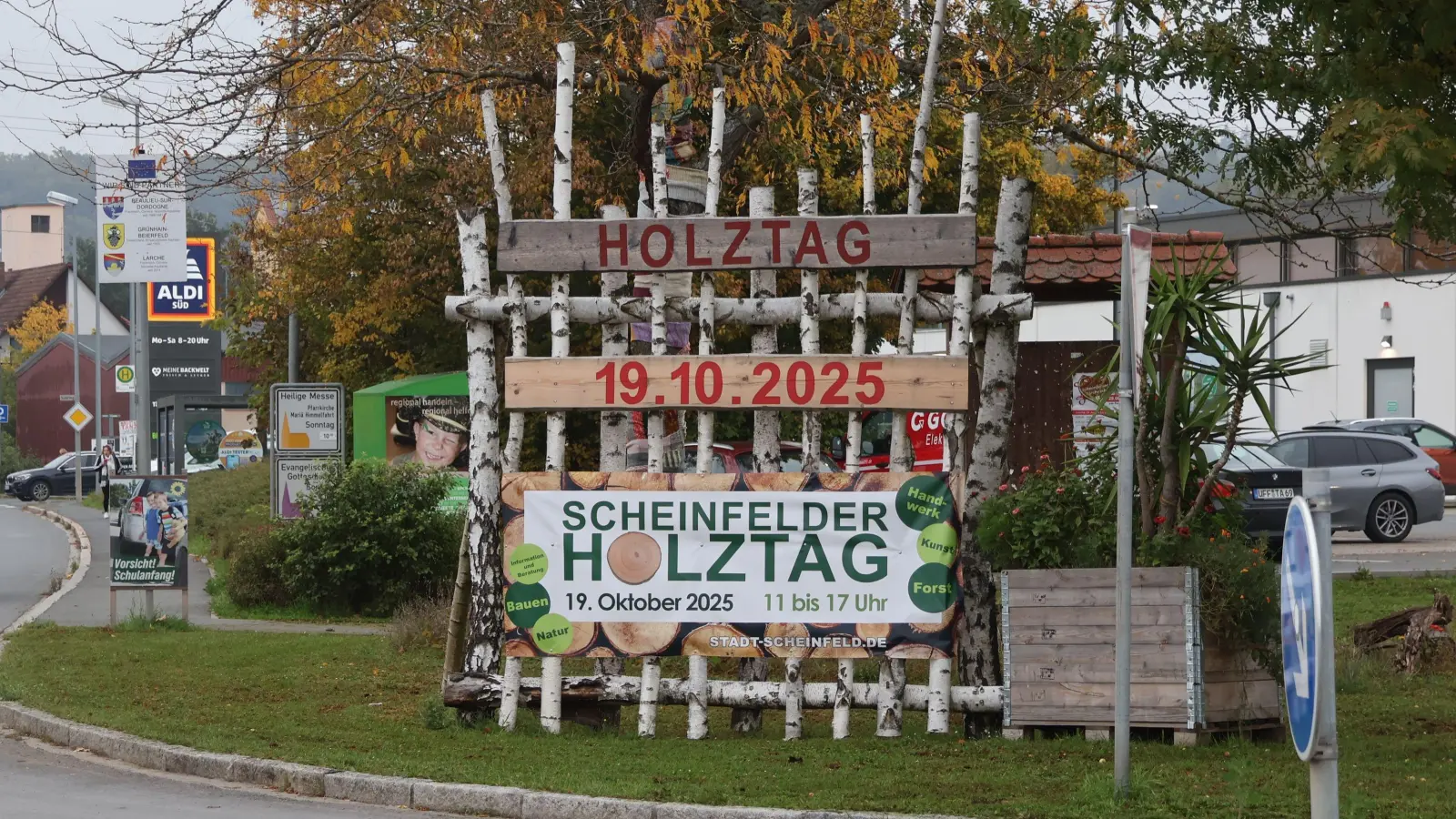 In Scheinfeld ist der dritte Oktobersonntag der Holztag. Die Stadt wird dafür an zwei Ortseinfahrten mit alljährlich neugestalteten Holzskulpturen. (Foto: Andreas Reum)
