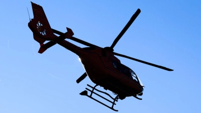 Ein Rettungshubschrauber flog den schwer verletzten Arbeiter ins Krankenhaus. (Symbolbild) (Foto: Julian Stratenschulte/dpa)