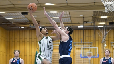 Aaron Winkelspecht (mit Ball, gegen den Hachinger Johannes Joos) wurde bei der Niederlage in Aschaffenburg schmerzlich vermisst. In Spiel zwei in eigener Halle ist er ebenso wie Fernando Nobelt-Durruthy und Emanuel Ngan wieder dabei. (Foto: Martin Rügner)