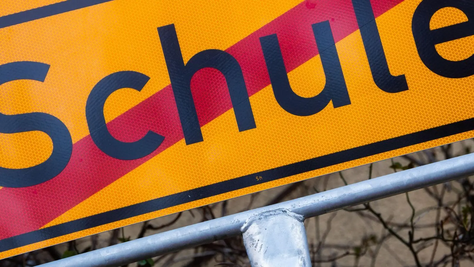 Die Zahl der Schulabgänger ohne Abschluss steigt immer weiter an. (Illustration) (Foto: Julian Stratenschulte/dpa)
