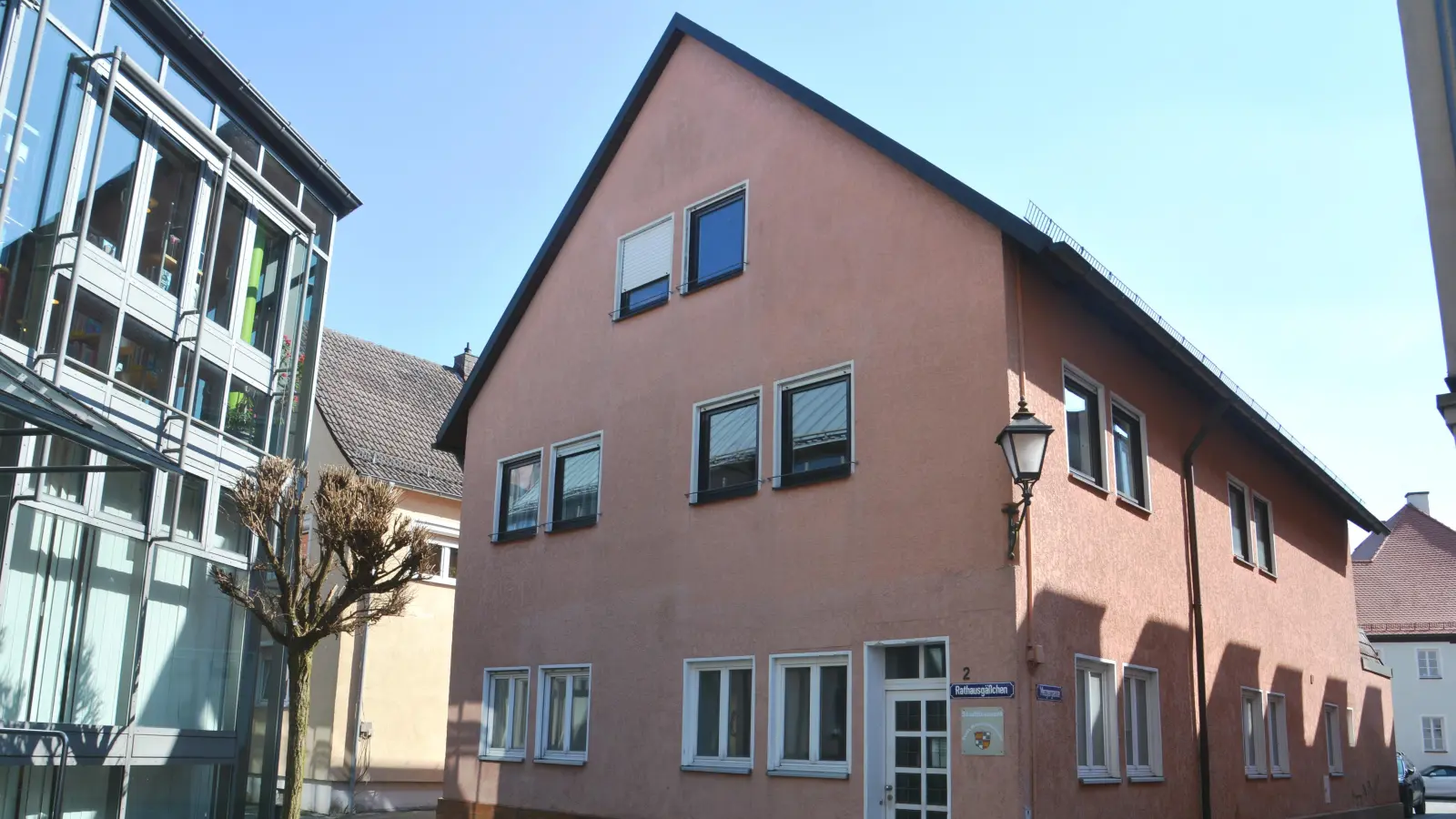 Schon seit längerer Zeit plant die Stadt den Umbau und die Sanierung der Büros im Bauamtsgebäude. Das Projekt muss nach den Vorstellungen etlicher Stadtratsmitglieder noch warten. Denn das dafür vorgesehene Geld soll anderweitig verwendet werden. (Foto: Peter Tippl)