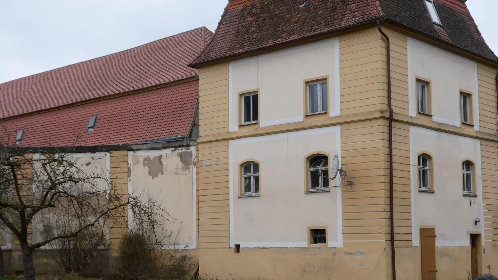 Dieser zum Marstall gehörende Gebäudeteil befindet sich im Besitz der Gemeinde Unterschwaningen. Er steht seit Längerem leer, wurde bis vor wenigen Jahren als Wohnung genutzt und dürfte sich nach erfolgter Sanierung wieder für eine solche Nutzung eignen. (Foto: Walter Oberhäußer)