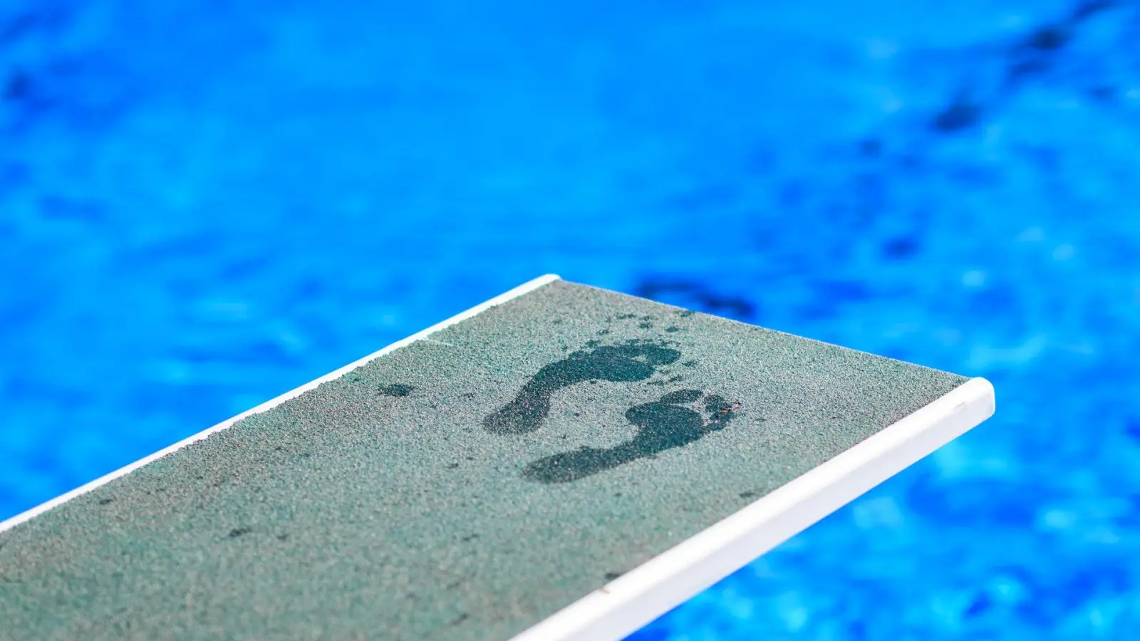 Je nach Region dauert der Weg ins nächste Freibad deutlich länger. (Symbolbild) (Foto: Julian Stratenschulte/dpa)