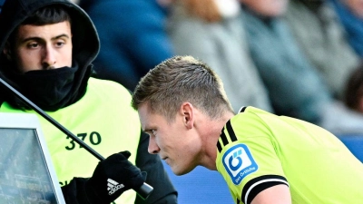 Wieder mal vor dem Bildschirm: Schiedsrichter Florian Exner. (Foto: Uwe Anspach/dpa)