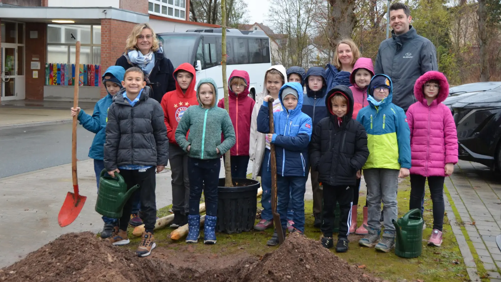 Schulleitung und Förderverein haben einen Teil des Spendenlauf-Erlöses in eine Aufwertung des Schulumfeldes mit attraktiven, klimaresistenten Bäumen investiert. Jede Klasse pflanzte ihren eigenen Baum und wird diesen in Zukunft auch pflegen.  (Foto: Yvonne Neckermann)