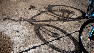 Obacht! Wer unaufmerksam mit dem Fahrrad fährt, riskiert einen Sturz. (Foto: Zacharie Scheurer/dpa-tmn)