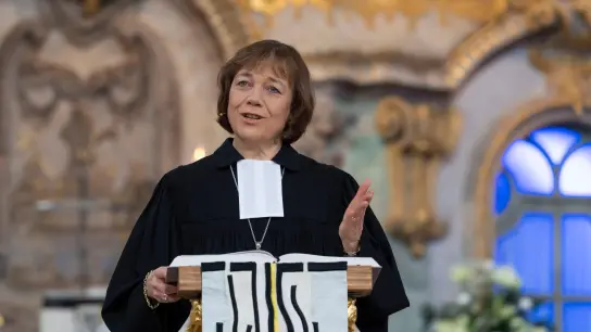 Präses Annette Kurschus, Ratsvorsitzende der Evangelischen Kirche in Deutschland, predigt. (Foto: Matthias Rietschel/dpa)