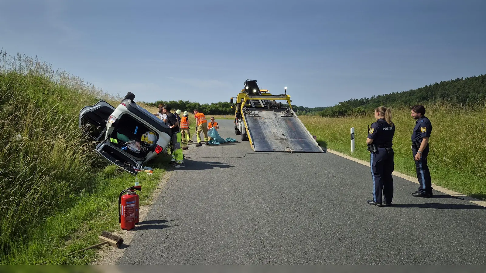 Auf dem Dach blieb das Auto liegen, mit dem sich eine 33-Jährige zuvor mehrfach überschlagen hatte. (Foto: NEWS5 / Markus Zahn)