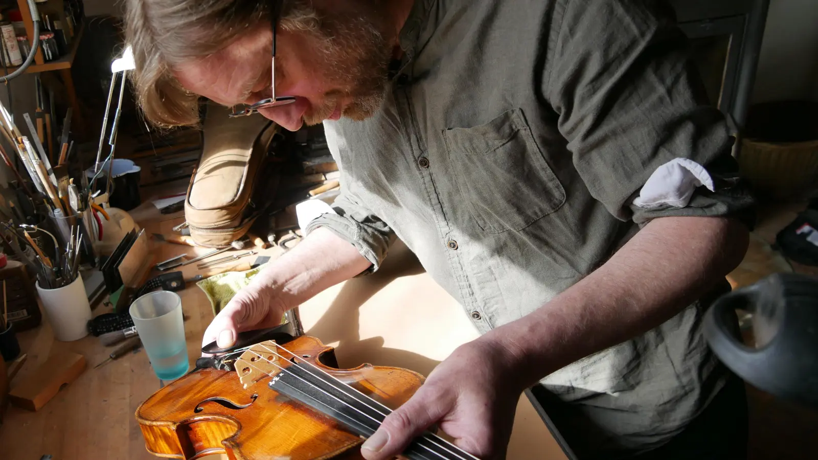 Die Form des F-Lochs, der Schnecke, des Corpus: Es gibt viele Merkmale die dem Fachmann Hinweise darauf geben, aus welcher Zeit eine Violine stammt. (Foto: Ulli Ganter)